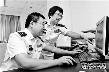 范晓虹（右一）和助手进行科研攻关。余华梁摄